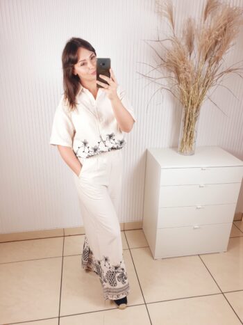 komplet, spodnie, koszula, z czarnymi wykończeniami, spodnie z kieszeniami, koszula zapinana na guziki,