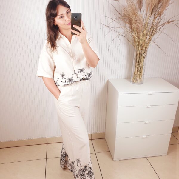 komplet, spodnie, koszula, z czarnymi wykończeniami, spodnie z kieszeniami, koszula zapinana na guziki,