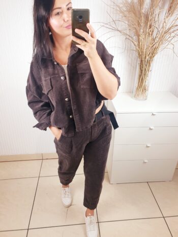 kurtka, krótka, sztruksowa, z gumką w pasie, z kołnierzykiem, z efektownymi, wytłaczanymi guzikami, z gumką w pasie, rozmiar uniwersalny, kolor czekoladowy brąz