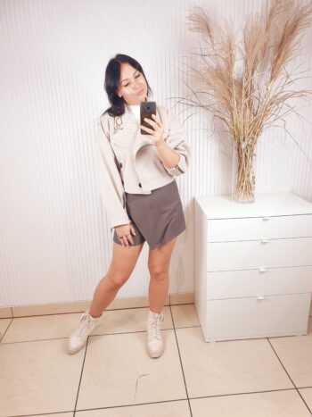 kurtka, La Diva Mia, beżowa, jodełka, rękawy zapinane na zamek,, zapina na guziki