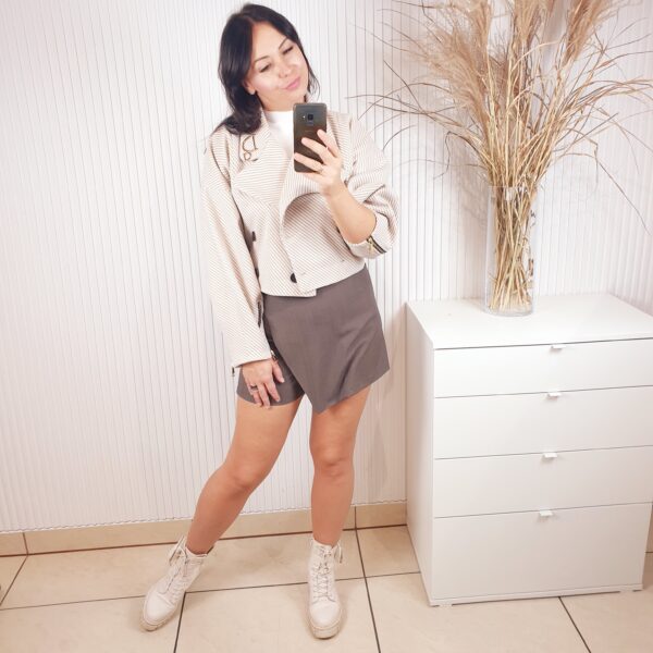 kurtka, La Diva Mia, beżowa, jodełka, rękawy zapinane na zamek,, zapina na guziki