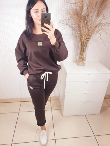 dwuczęściowy komplet, z masełkowej dzianiny, rozmiar uniwersalny, czekoladowy brąz, uźna bluza z długim rękawem, ze ściągaczem, spodnie z gumką w pasie, z dwoma kieszeniami, stylowy kompet