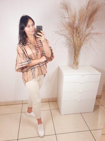 Cudowny, delikatny sweter z dekoltem w serek i długim rękawem. Posiada błyszczącą aplikację z napisem COCO i złotą, odpinaną broszką. Bardzo komfortowy krój, wykonany z wiskozy z dodatkami. Idealny na jesienne, chłodniejsze dni.