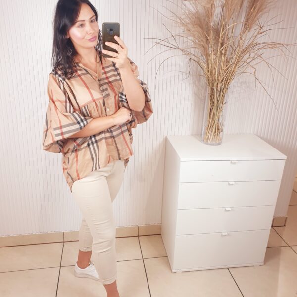 Cudowny, delikatny sweter z dekoltem w serek i długim rękawem. Posiada błyszczącą aplikację z napisem COCO i złotą, odpinaną broszką. Bardzo komfortowy krój, wykonany z wiskozy z dodatkami. Idealny na jesienne, chłodniejsze dni.