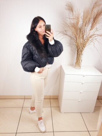 kurtka, ocieplana, do pasa, z futrzanym kołnierzem, z rozszerzanymi rękawami, czarna