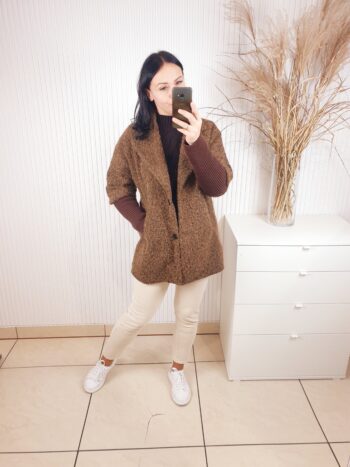 płaszcz, bukla, brązowy, ze ściągaczami, zapinany na guziki, z kołnierzem