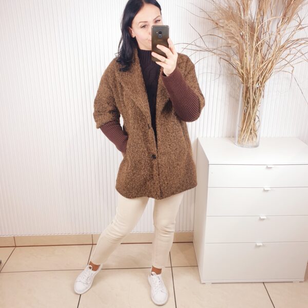 płaszcz, bukla, brązowy, ze ściągaczami, zapinany na guziki, z kołnierzem