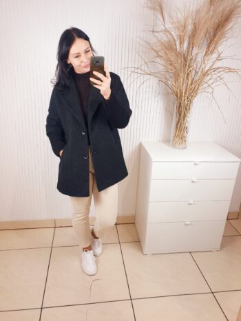 płaszcz, bukla, czarny, ze ściągaczami przy rękawach, zapinany na guziki, z kołnierzem