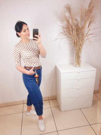 jeansy, balloon jeans, barrel jeans, luźne jeansy, wysoki stan, z kiszeniami, na zamek, z brązowym paskiem, z bawełną, ciemny jeans, granatowy