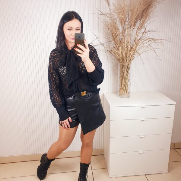 koszula,koronkowa, czarna, wiązana pod szyją, długi rękaw