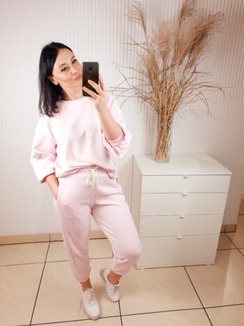 dres, masełkowy materiał, różowy, komplet dresowy, luźny