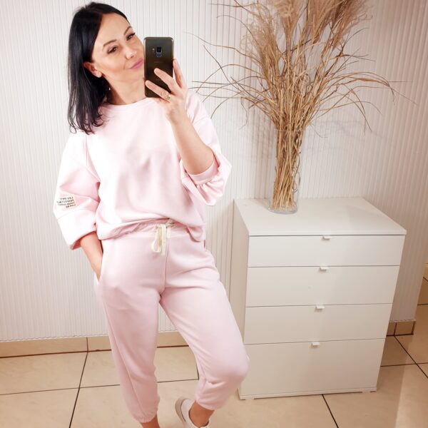 dres, masełkowy materiał, różowy, komplet dresowy, luźny