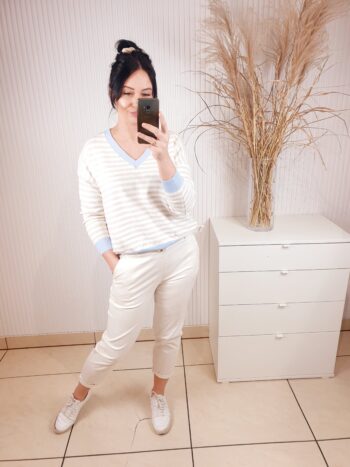 sweter, w paseczki, beżowo-biały, dekolt w serek, sweter damski w paski