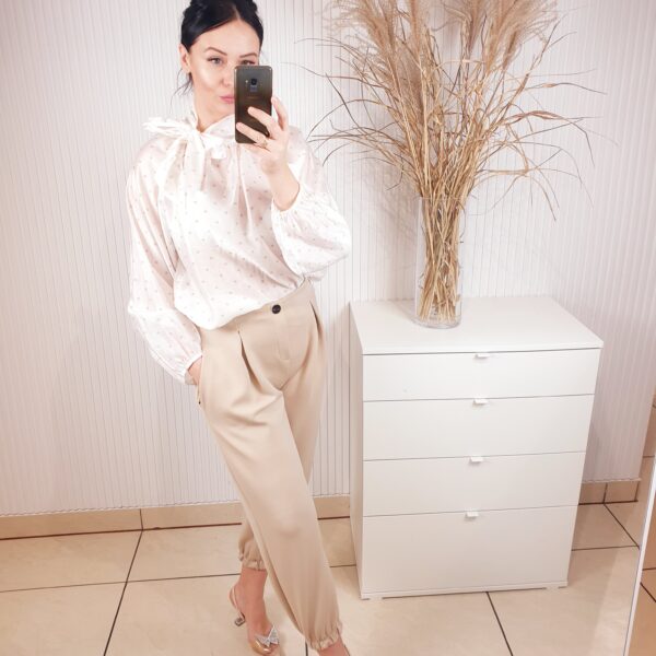 spodnie, z zaszewkami z przodu, ze ściągaczem u dołu, z kieszeniami, beżowe, na gumce w pasie