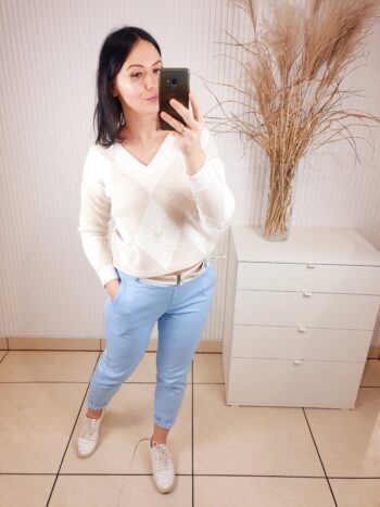 sweter, długi rękaw, damski sweter w romby, dekolt w serek, beżowo-biały