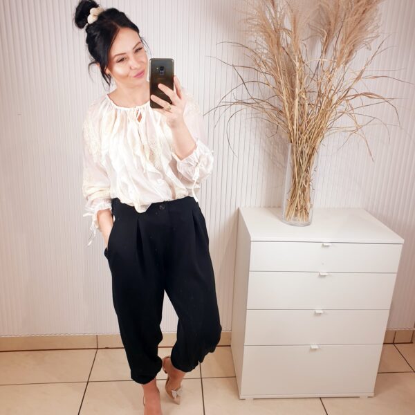 bluzka, wiązana na dekolcie, damska bluzka z wyszywanymi kwitami, bluzka z długim rękawem, bluzka damska w wyzywane kwiaty