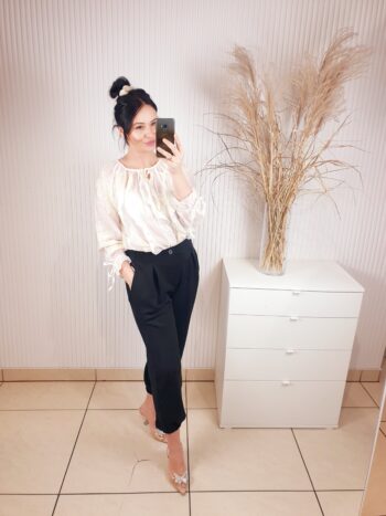 spodnie, czarne, damskie spodnie z gumką w pasie, z kieszeniami, ze ściągaczem u dołu