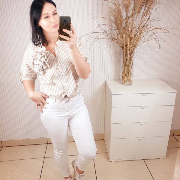 koszula, w paski, z różą, zapinana na guziki, w beżowo-białe paski