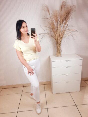 sweterek, cytrynowy, dekolt w serek, z falbanką na rękawie,