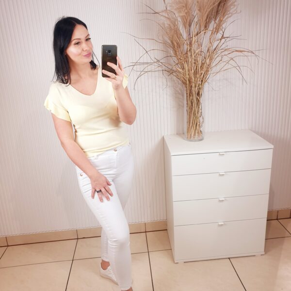 sweterek, cytrynowy, dekolt w serek, z falbanką na rękawie,