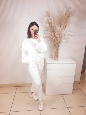 komplet, dwuczęściowy,dresowy, bluza, luźna, overisezowa, z różą na rękawie, spodnie z luźną nogawką, z gumką w pasie, wiązane, rozmiar uniwersalny, kolor kremowy