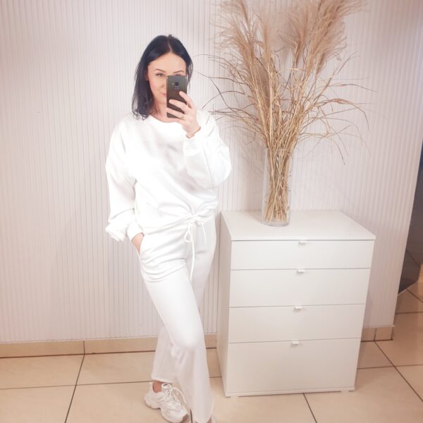 komplet, dwuczęściowy,dresowy, bluza, luźna, overisezowa, z różą na rękawie, spodnie z luźną nogawką, z gumką w pasie, wiązane, rozmiar uniwersalny, kolor kremowy