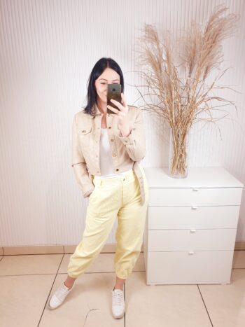 ramoneska, beżowa, z kieszeniami, krótka, z paskiem u dołu,