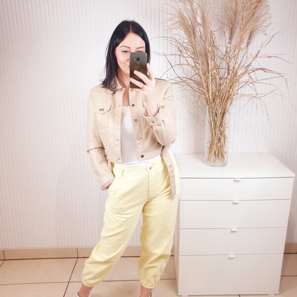 ramoneska, beżowa, z kieszeniami, krótka, z paskiem u dołu,