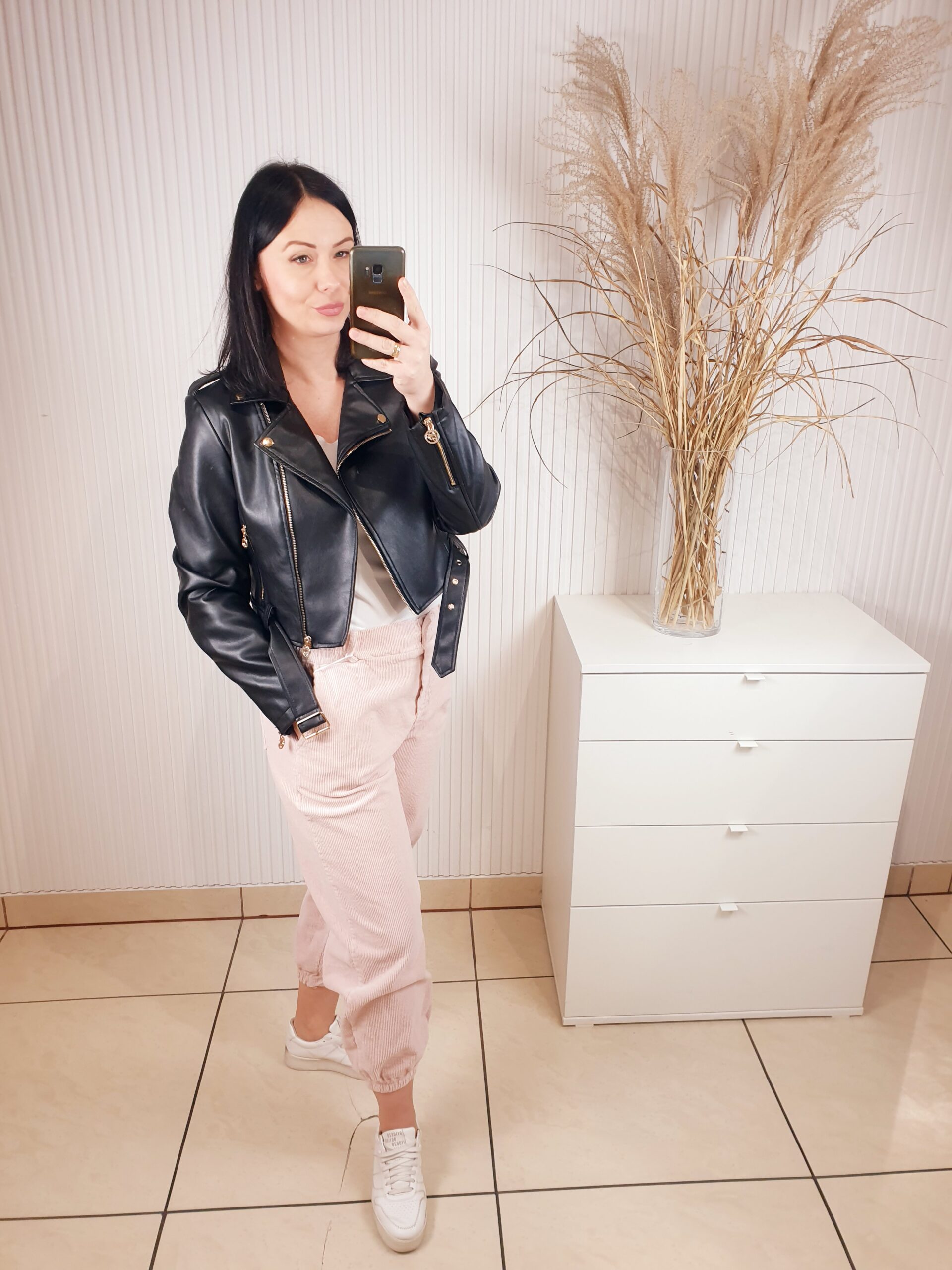 kurtka, czarna, ramoneska, ekologiczna skóra, z kieszeniami, krótka, z paskiem, ze złotymi dodatkami