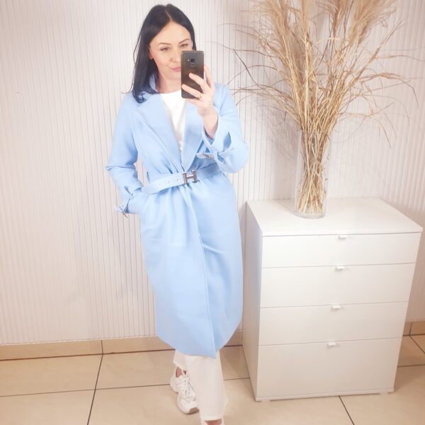 płaszcz, bawełniany, długość midi, z paskiem ozdobnym w tali, z efektownym zapięciem przy mankietach, odwijanym kołnierzem, rozmiar uniwersalny, kolor niebieski