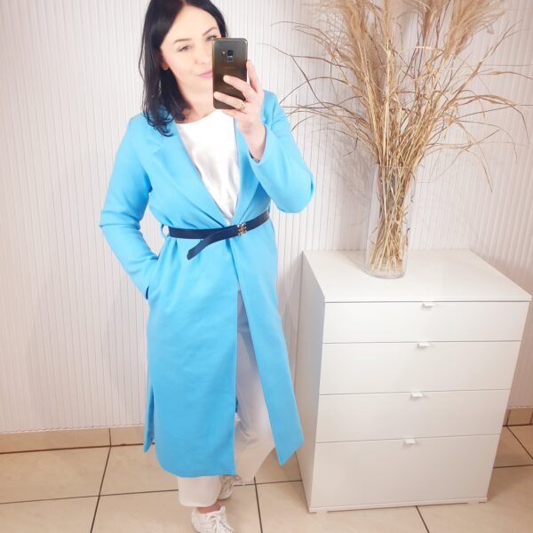 płaszcz, bawełniany, długość midi, z paskiem czarnym w tali, z owijanym kołnierzem, z rozcięciami po bokach, na podszewce, rozmiar uniwersalny, kolor niebieski