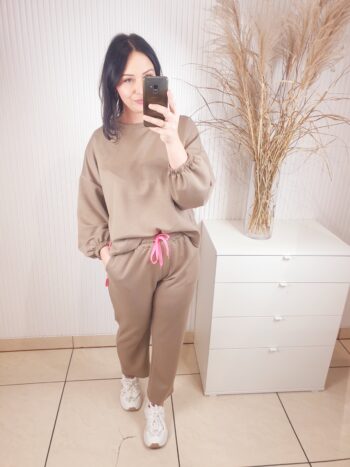 komplet dwuczęściowy, materiał masełkowy, bluza luźna, overisezowa,okrągłym dekoltem, spodnie luźne, prosta nogawka,z gumka w pasie, wiązane w pasie, rozmiar uniwersalne