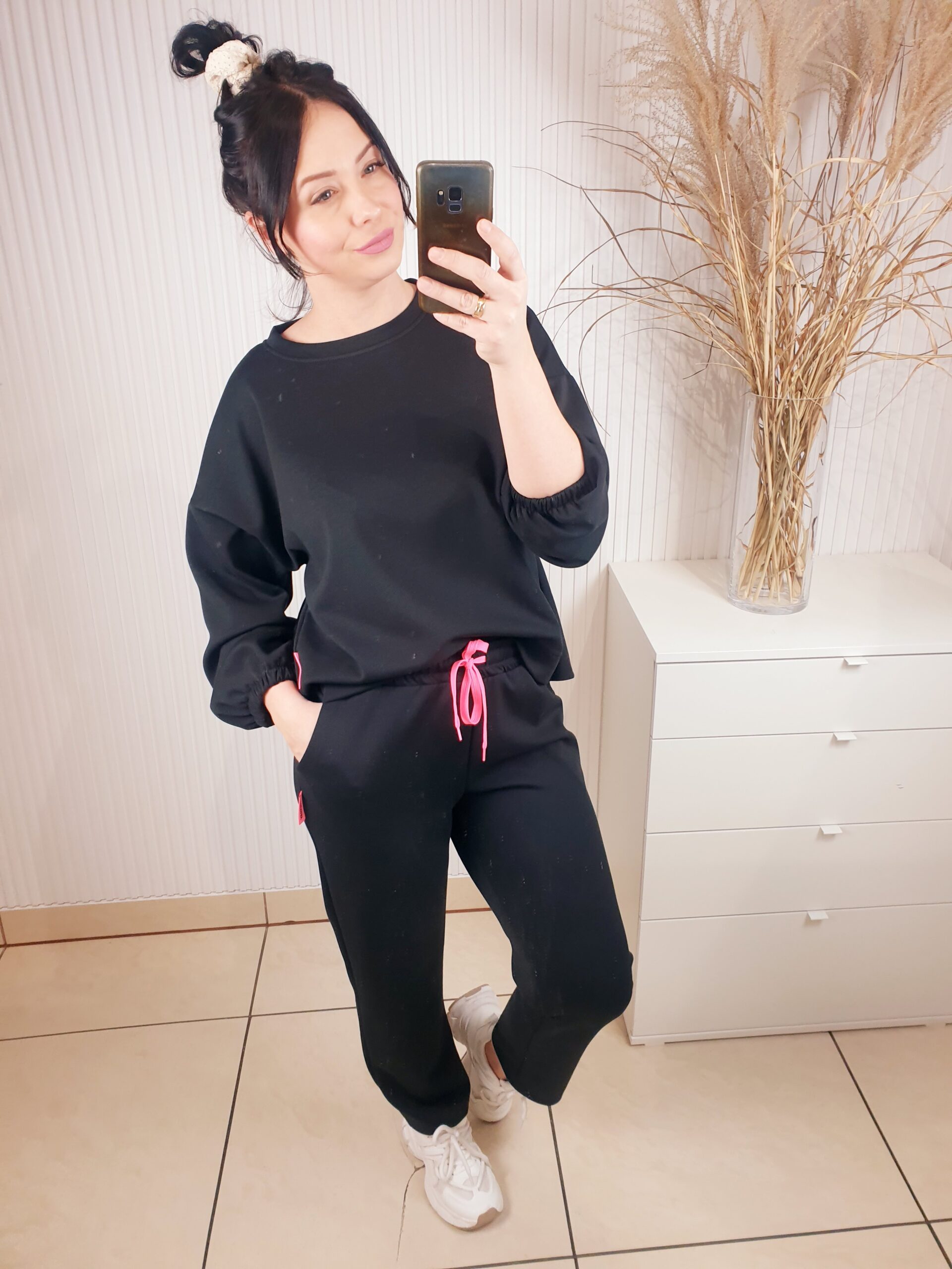 komplet, dwuczęściowy, bawełniany, masełkowy, bluza, luźna, overisezowa, okrągły dekolt, ze ściągaczem, luźne spodnie, z gumką w pasie, wiązane w pasie, rozmiar uniwersalny, kolor czarny