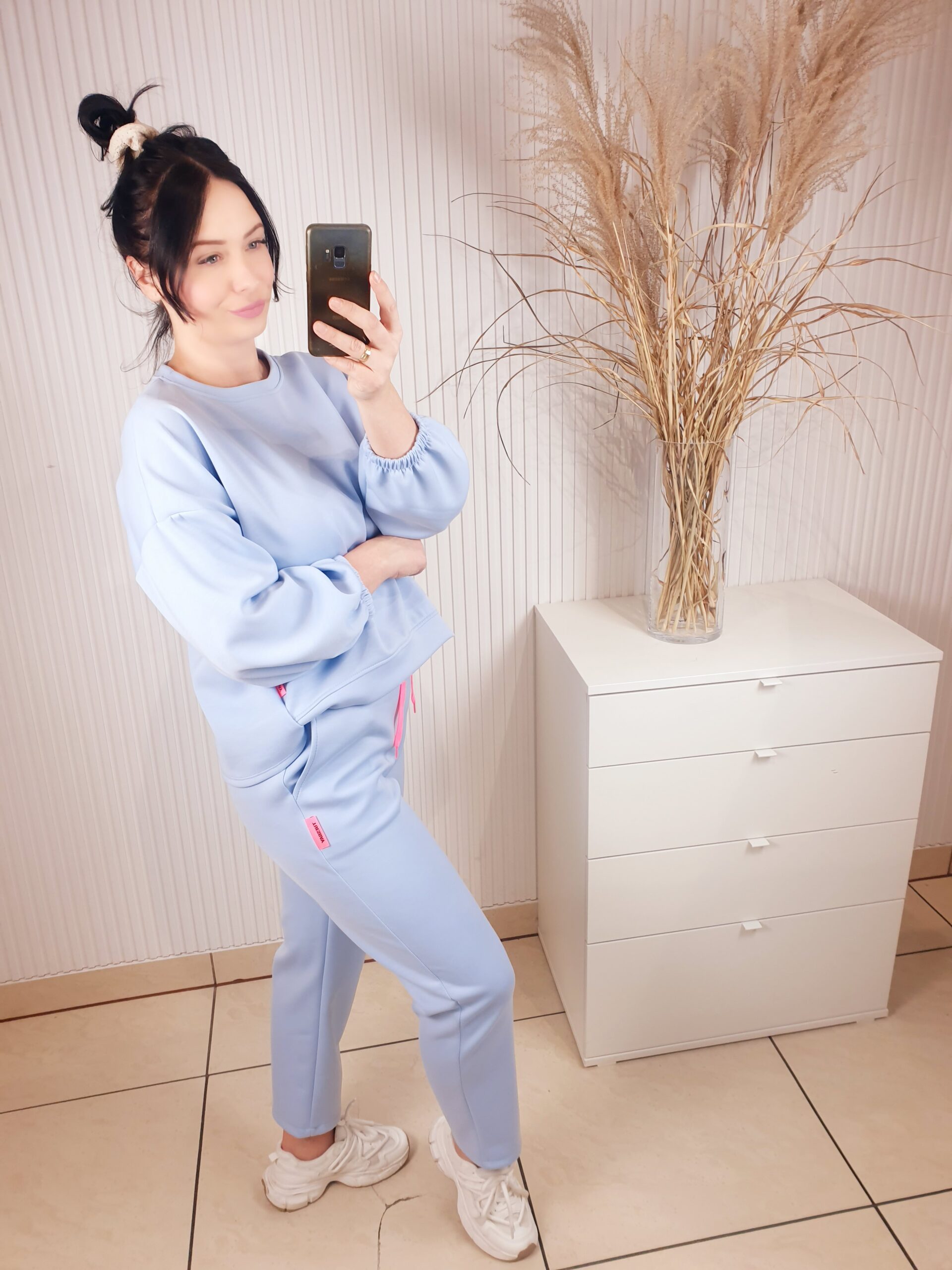 komplet, dwuczęściowy, dresowy, bluza, luźna, overisezowa, ze ściągaczem, okrągły dekolt,spodnie, luźne, prosta nogawka, z gumką w pasie, wiązane w pasie, z kieszeniami, rozmiar uniwersalny,delikatny materiał, masełkowy