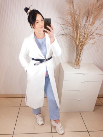 płaszcz, bawełniany, długość midi, z odwijanym kołnierzem, z czarnym paskiem w tali, z rozcięciami p bokach, rozmiar uniwersalny , kolor biały