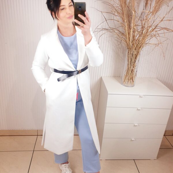 płaszcz, bawełniany, długość midi, z odwijanym kołnierzem, z czarnym paskiem w tali, z rozcięciami p bokach, rozmiar uniwersalny , kolor biały