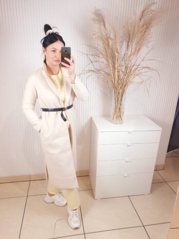 płaszcz, długość midi, z odwijanym kołnierzem, z paskiem czarnym w tali, na podszewce, z rozcięciami po bokach, rozmiar uniwersalny, kolor beżowy