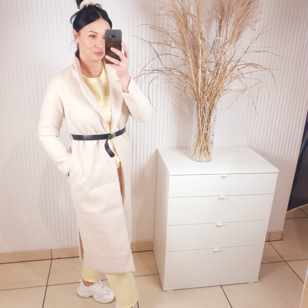 płaszcz, długość midi, z odwijanym kołnierzem, z paskiem czarnym w tali, na podszewce, z rozcięciami po bokach, rozmiar uniwersalny, kolor beżowy