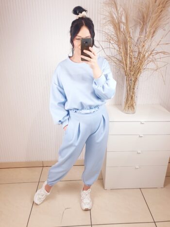 komplet dwuczęściowy, dresowy, góra , bluza, overisezowa, okrągły dekolt, ze ściągaczem, spodnie, wysoki stan, z gumką w pasie, z zaszewkami w pasie, zakończone ściągaczem, rozmiar uniwersalny, kolor niebieski