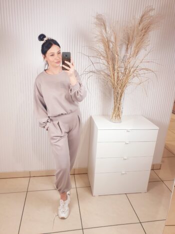 komplet dwuczęściowy, komplet dresowy, bluza, luźna, overisezowa, ze ściągaczem, długi rękaw, ze ściągaczem, okrągły dekolt, spodnie, luźne, z gumką w pasie, z zaszewkami w pasie, zwężane, gumki przy nogawkach, rozmiar uniwersalny, kolor taupe