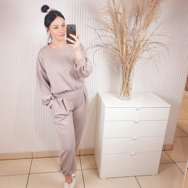 komplet dwuczęściowy, komplet dresowy, bluza, luźna, overisezowa, ze ściągaczem, długi rękaw, ze ściągaczem, okrągły dekolt, spodnie, luźne, z gumką w pasie, z zaszewkami w pasie, zwężane, gumki przy nogawkach, rozmiar uniwersalny, kolor taupe