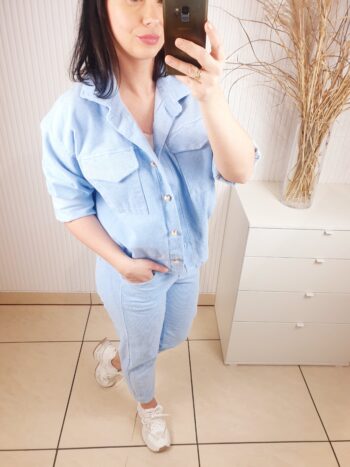 kurtka, krótka, sztruksowa, niebieska, rozmiar uniwersalny, zapinana na ozdobne perłowe guziki, z kołnierzem z kieszeniami ozdobnymi