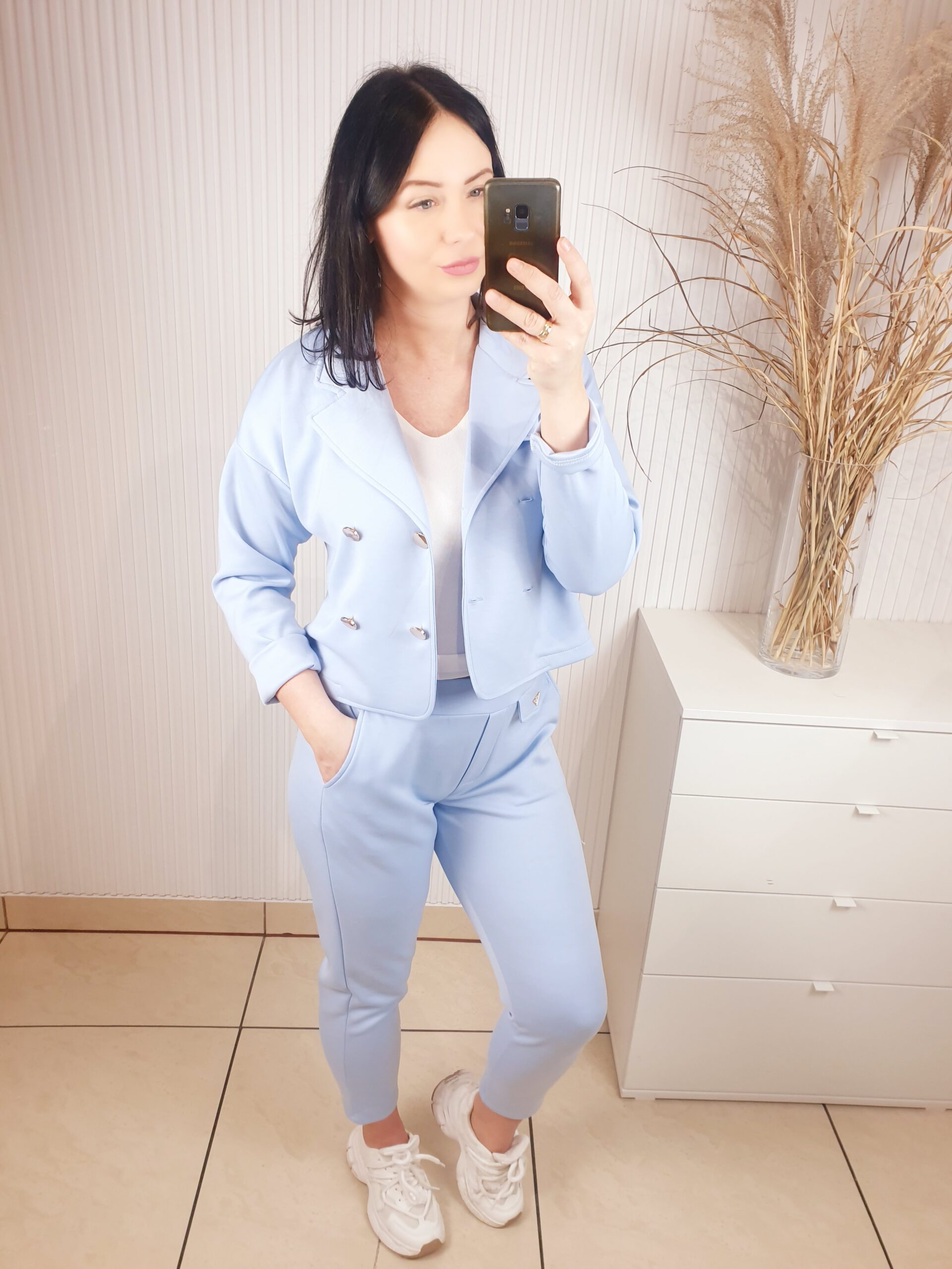 komplet dwuczęściowy, marynarka z długim rękawem, z wywijanym kołnierzem, na złote guziki, spodnie z gumką w pasie, z kieszeniami, lekko zwężane, materiał masełkowy, kolor niebieski