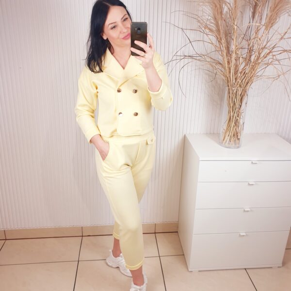 komlet dwuczęściowy, marynarka z długim rękawem, z wywijanym kołnierzem, dwurzędowa, na złote guziki, spodnie na gumce, z kieszeniami, lekko zwężane do dołu, materiał masełkowy, rozmiar uniwersalny, kolor żółty