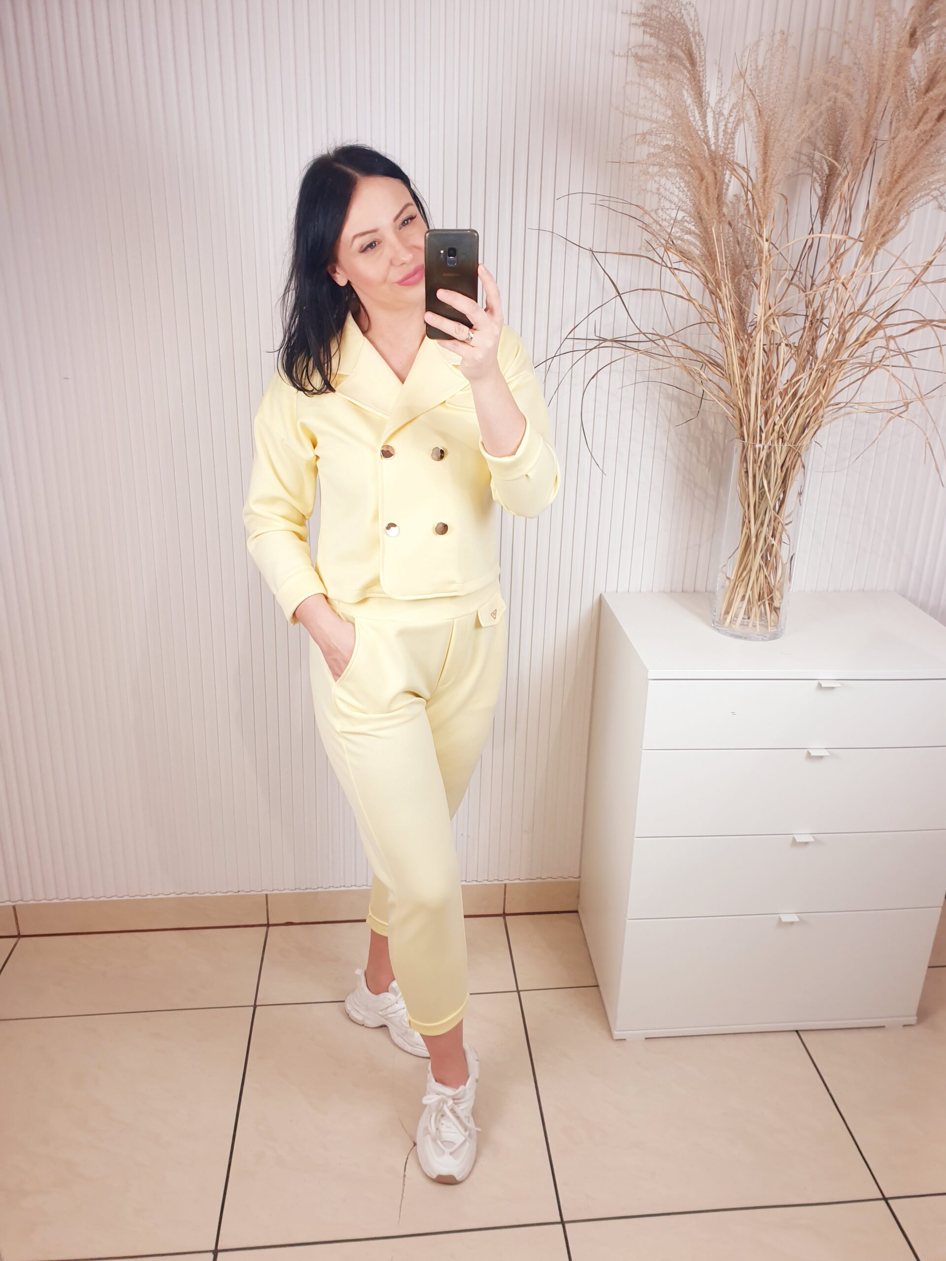 komlet dwuczęściowy, marynarka z długim rękawem, z wywijanym kołnierzem, dwurzędowa, na złote guziki, spodnie na gumce, z kieszeniami, lekko zwężane do dołu, materiał masełkowy, rozmiar uniwersalny, kolor żółty