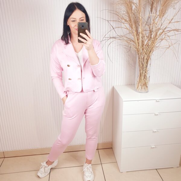 komplet dwuczęściowy,marynarka z długim rękawem, z wywijanym kołnierzem, dwurzędowa, zapinana na złote guziki, materiał masełkowy, spodnie, z gumką w pasie, z kieszeniami, lekko zwężane, rozmiar uniwersalny, kolor różowy