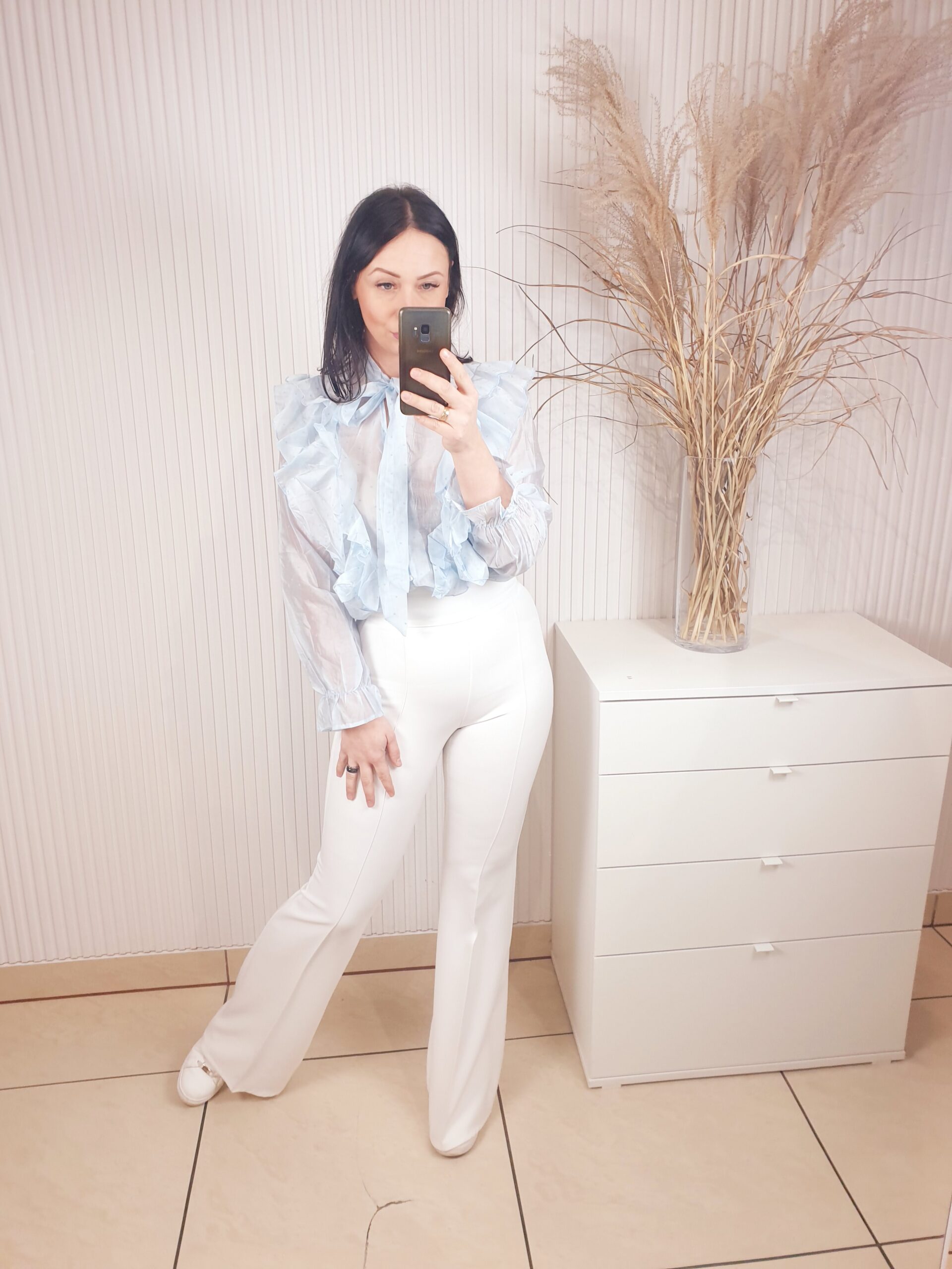 koszula, niebieska, wiązana pod szyje, z falbankami, długi rękaw, jasnoniebieska